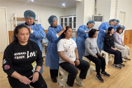 杏林春滿職工心——鄭州高新區總工會職工文化活動中心工會驛站舉辦中醫外治手法技能競賽